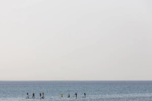 以色列海法 2023年3月12日 青年小组 从事苏共 站起来划桨板夫妇划桨板 有选择的焦点 人们被水雾弄得面色苍白 日落了背光 地中海 — 图库照片
