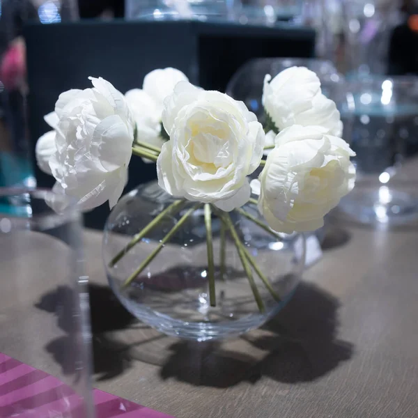 Quadro Quadrado Flores Artificiais Brancas Rosas Peônias Vaso Interior Casa — Fotografia de Stock
