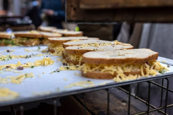 Sanduíches Com Queijo Ervas Para Venda Uma Assadeira Mercado — Fotografia de Stock