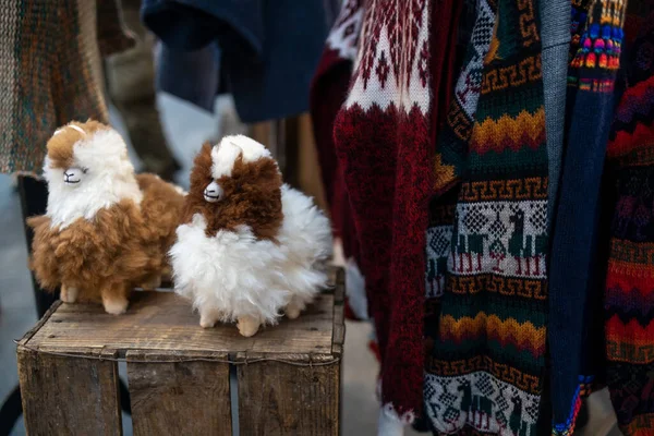 Weihnachtspullover Und Schals Spielzeug Lamas Aus Kunstpelz Zum Verkauf — Stockfoto