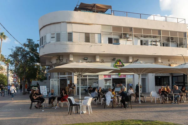 以色列海法 2023年3月12日 Bat Galim地区的冰淇淋店 街上咖啡馆里的人坐在桌旁 家庭假 — 图库照片