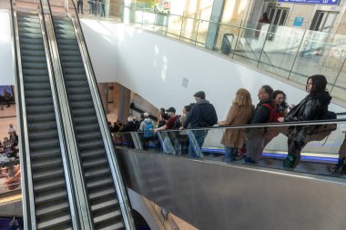JERUSALEM, ISRAEL - 20 Şubat 2023: Kudüs 'teki yeni yeraltı tren istasyonunun dış cam lobisi.