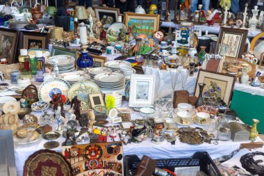 BARCELONA - 14 Mart 2023: Placa de les Gloriesa 'daki Els Encants bit pazarındaki tipik tezgah. Avrupa 'nın en eski bit pazarlarından biri 14. yüzyıldan beri düzenleniyor..