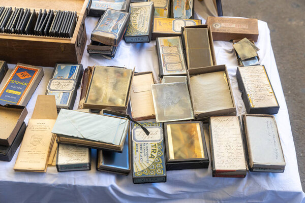 БАРСЕЛОНА - 14 марта 2023: Типичный киоск на блошином рынке Els Encants на площади Placa de les Gloriesa. Это один из старейших блошиных рынков в Европе проводится с XIV века.