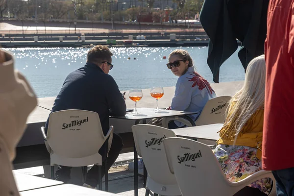 2023年3月 西班牙巴塞罗那 人们在地中海附近的加泰罗内塔大道上的咖啡馆和餐馆的露天阳台上进餐 — 图库照片