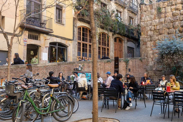Барселона Испания Марта 2023 Года Люди Сидящие Снаружи Кафе Небольшой — стоковое фото
