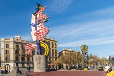 Barcelona, İspanya - 13 Mart 2023 - El Cap de Barcelona, ABD 'li pop sanatçısı Roy Lichtenstein' ın 1992 Yaz Olimpiyatları 'nda yaptığı sürrealist bir heykeldir..