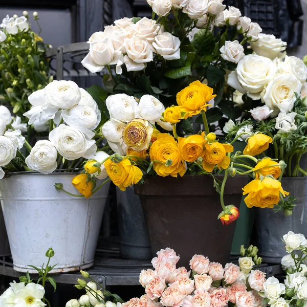 Braços Grandes Rosas Rosa Ranúnculo Amarelo Branco Bluebell Freesia Narcisos — Fotografia de Stock