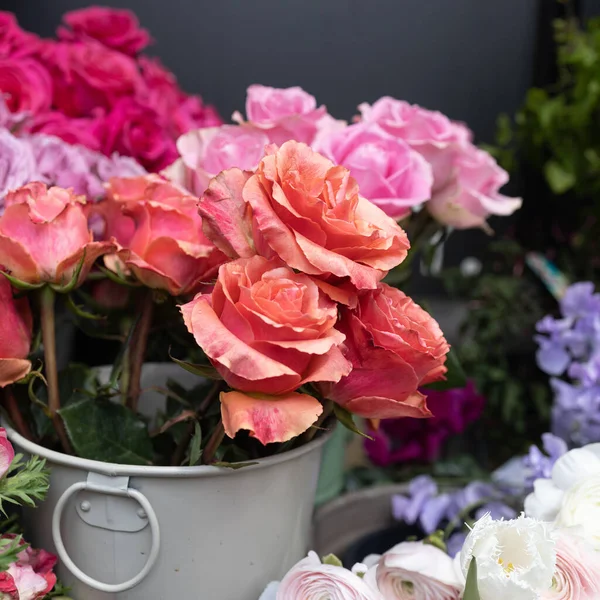분홍빛 루스와 꽃다발 — 스톡 사진