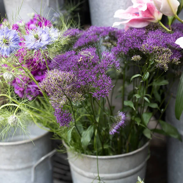 正方形 伦敦花店附近的各种颜色 蓝色和紫色调锡瓶中的大花束 — 图库照片