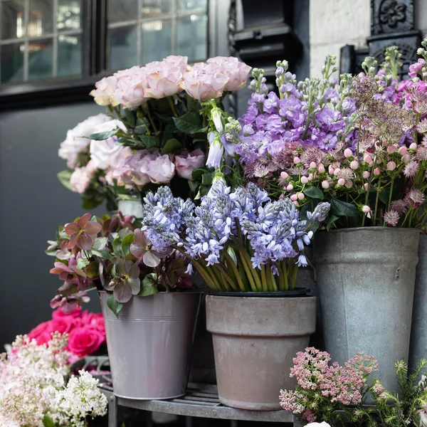 正方形 伦敦花店附近的各种颜色 蓝色和紫色调锡瓶中的大花束 — 图库照片