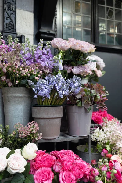 正方形のフォーマット ロンドンの花屋の近くの色の様々な 青と紫のトーンで錫の花瓶に大きな花束 — ストック写真