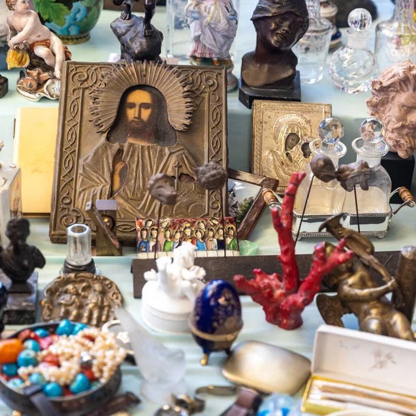 巴尔的摩 2023年3月14日 典型的 冰河水蚤市场 Els Encants Flea Market 陶瓷雕像 珠子和手表都放在桌上 — 图库照片