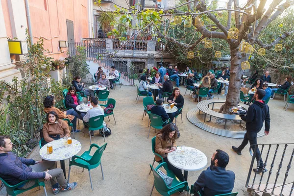 Barcelona Spanyolország Március 2023 Emberek Kívül Ülnek Kávézó Kis Téren — Stock Fotó