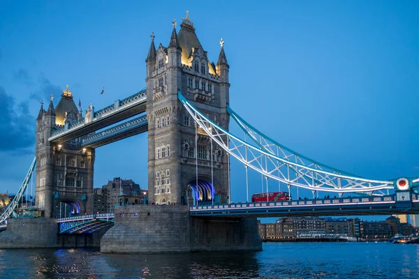 ロンドン 2023 夜にテムズ川のタワーブリッジ — ストック写真
