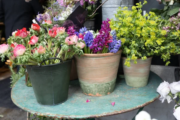 장식으로 식탁에 하이에나 아네모네 사이크멘 꽃다발 — 스톡 사진