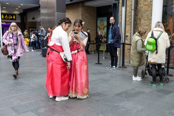 Londres Reino Unido Abril 2023 Duas Meninas Asiáticas Quimonos Vermelhos — Fotografia de Stock