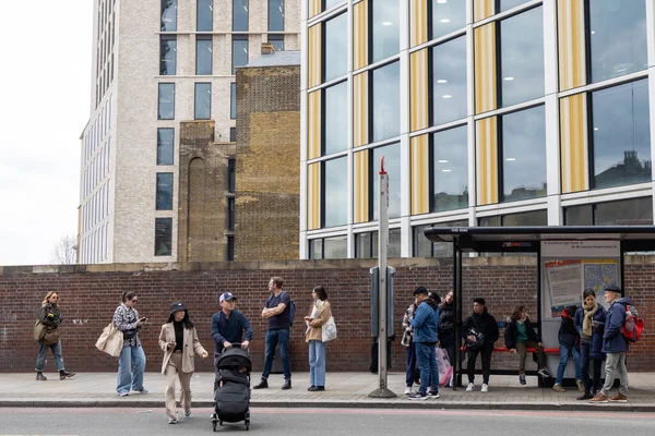 London Anglia Április 2023 Emberek Buszmegállóban Várják Buszt Londonban Különböző — Stock Fotó