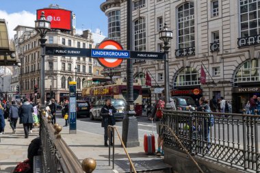 LONDON, ENGLAND - 12 Nisan 2023 Piccadilly Sirki 'nin Londra merkezindeki Londra yeraltı giriş tabelası