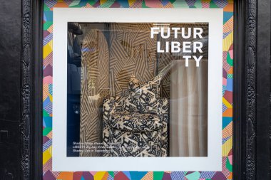 LONDON - 17 Nisan 2023 Liberty, Londra 'nın batı ucundaki Great Marlborough Caddesi' nde 1875 yılında açıldı. Çok çeşitli lüks mallar satar.