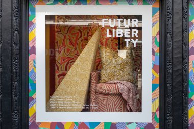 LONDON - 17 Nisan 2023 Liberty, Londra 'nın batı ucundaki Great Marlborough Caddesi' nde 1875 yılında açıldı. Çok çeşitli lüks mallar satar.