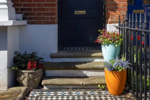 Ingången Till Det Engelska Huset Dekorerad Med Flerfärgade Keramiska Krukor — Stockfoto