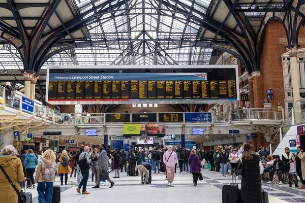 London England April 2023 Busy Station Concourse London Liverpool Street — Stock Photo, Image