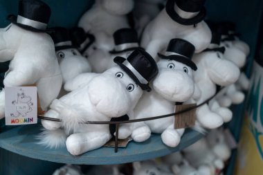 Londra, İngiltere -18 Nisan 2023, Camden Market 'teki Moomin Dükkanı. Oyuncaklar