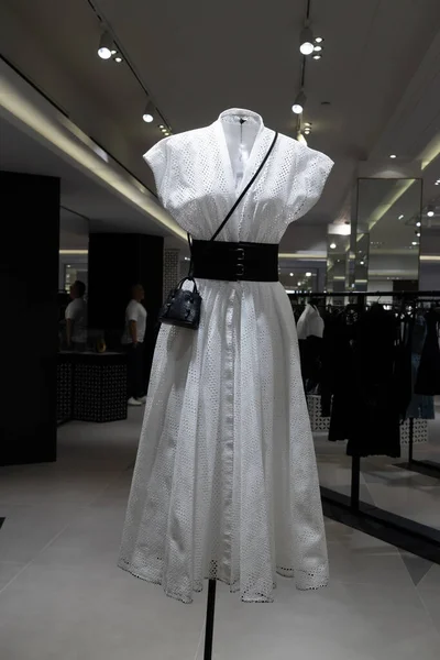 Λευκό Φόρεμα Στυλ Του Cutwork Ύφασμα Μαύρη Ζώνη Μια Μικρή — Φωτογραφία Αρχείου