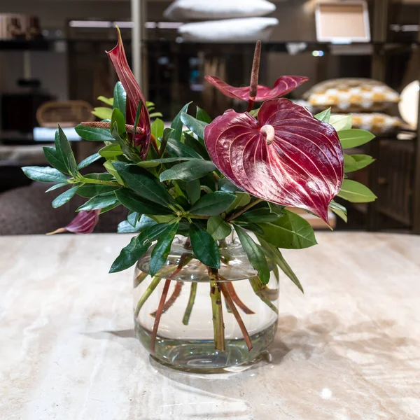 Bukett Konstgjorda Anthurium Blommor Transparent Vas Bordet Som Inredning — Stockfoto