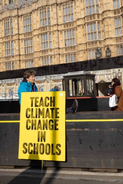 Londra, İngiltere -22.04.2023, Büyük Gösteri. Adam posteri tutuyor: İklim hareketi hakkında bu kadar Muhafazakar Matematik tartışması yeter.
