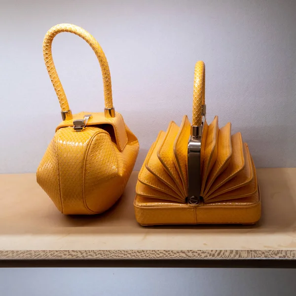 Κίτρινη Μίνι Δερμάτινη Στρογγυλή Τσάντα Στο Τραπέζι — Φωτογραφία Αρχείου