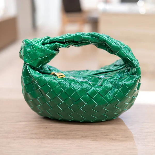 Πράσινη Μίνι Δερμάτινη Στρογγυλή Τσάντα Είναι Στο Τραπέζι — Φωτογραφία Αρχείου