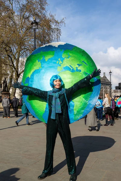 London 2023 Big One Demonstration Woman Blue Wig Holds Circle — Stock Photo, Image