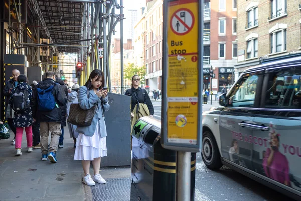 Лондон Англия Апреля 2023 Года Девушка Стоит Посреди Движущейся Толпы — стоковое фото