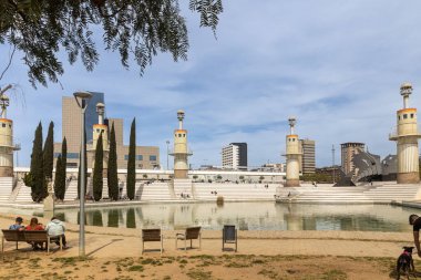 BARCELONA, İSPAN - 14 Nisan 2023: Bu, şehrin eski sanayi bölgesi üzerinde oluşturulan modern bir sanayi İspanya Parkı..