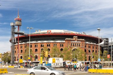Barcelona, İspanya - 11 Şubat 2023: Las Arenas de Barcelona, Placa d 'Espanya' da bulunan bir ticaret kompleksi. Eski boğa güreşi arenası, 2011 'de yeniden inşa edildi.