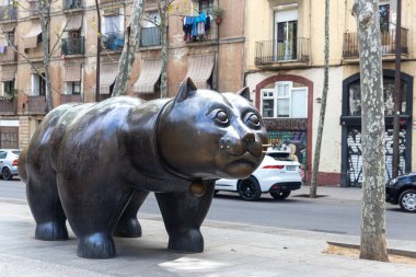BARCELONA, İspanya - 15 Nisan 2023: Fernando Botero 'nun kedisi, Barcelona şehir merkezinde bir bronz heykel.