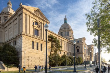 Montjuic Dağı 'ndaki Barselona Ulusal Sarayı. Saray inşaatından şehrin muhteşem bir manzarası sunuluyor. Burası Ulusal Katalonya Sanat Müzesi. İspanya, Barselona, 28 Nisan 2023