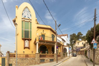 Barselona, İspanya - 22 Nisan 2023: Vallvidrera Superior 'un füniküler istasyonu yakınlarındaki Sarri-Sant Gervasi ilçesindeki pitoresk cadde