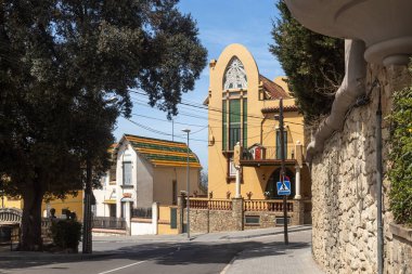 Barselona, İspanya - 22 Nisan 2023: Vallvidrera Superior 'un füniküler istasyonu yakınlarındaki Sarri-Sant Gervasi ilçesindeki pitoresk cadde