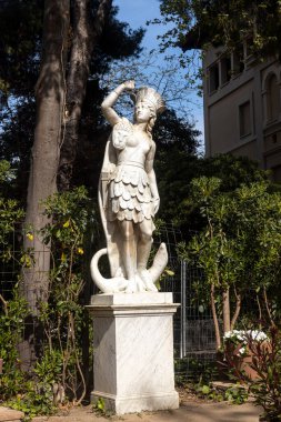 BARCELONA, İSPAIN-7 Nisan 2023: kamu bahçeleri, Jardins de la Tamarita. Bahar geldi, çiçek açtı