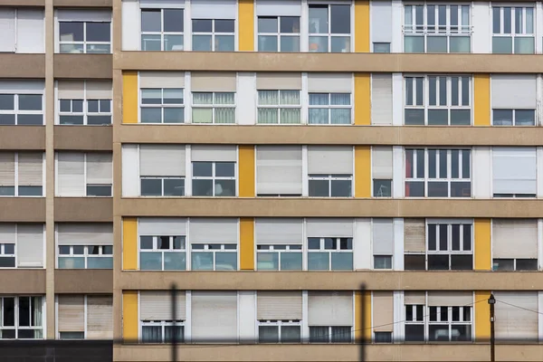 黄色のパネルで70年代のスタイルで窓のある建築家の家のファサード — ストック写真