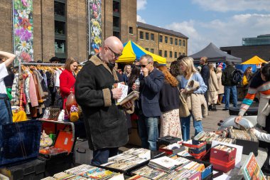 London UK - 15 Nisan 2023: Vintage 'dan Car Boot Sale. Retro festivali. İnsanlar klasik giysiler, mücevherler, klasik araçlarında ev eşyaları satıyorlar. Rockabilly tarzı giyinmiş kızlar