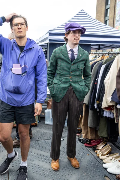 London 2023年4月15日 Car Boot Sale Vintage レトロな祭りだ 人々はヴィンテージの服を売っている 緑の縞模様のスーツ 茶色のズボンと灰色のキャップの男 — ストック写真