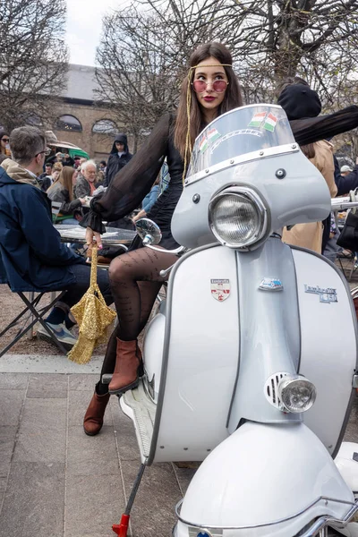 伦敦英国 2023年4月15日 以复古方式销售汽车 复古节人们在他们的经典汽车上出售老式服装 商品珠宝 家居用品 穿着摇滚风格的女孩摆姿势 — 图库照片