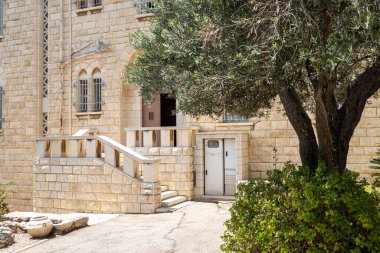 Hayfa, İsrail -09 Mayıs 2023, Mount Carmel Manastırı, İsrail 'in Hayfa kentindeki Carmel Dağı yamacında bulunan Katolik Hristiyan rahibeler için bir manastır..