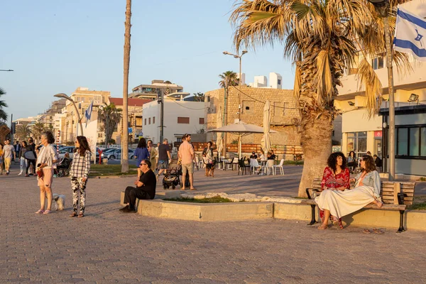 以色列海法 2023年5月10日 Bat Galim海滩 人们喜欢海上的空气 他们走路 彼此交流 与孩子玩耍 与朋友坐在长椅上 他们爱大海 — 图库照片