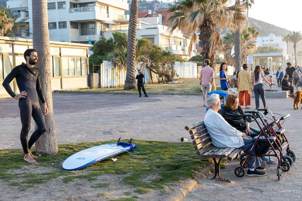이스라엘 하이파 2023 산책로 사람들은 공기를 즐긴다 소통하고 아이들 과놀고 — 스톡 사진