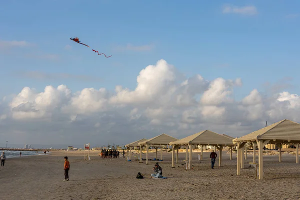 Kiryat Yam Izrael Maja 2023 Plaża Ludzie Puszczają Latawiec Ludzie — Zdjęcie stockowe